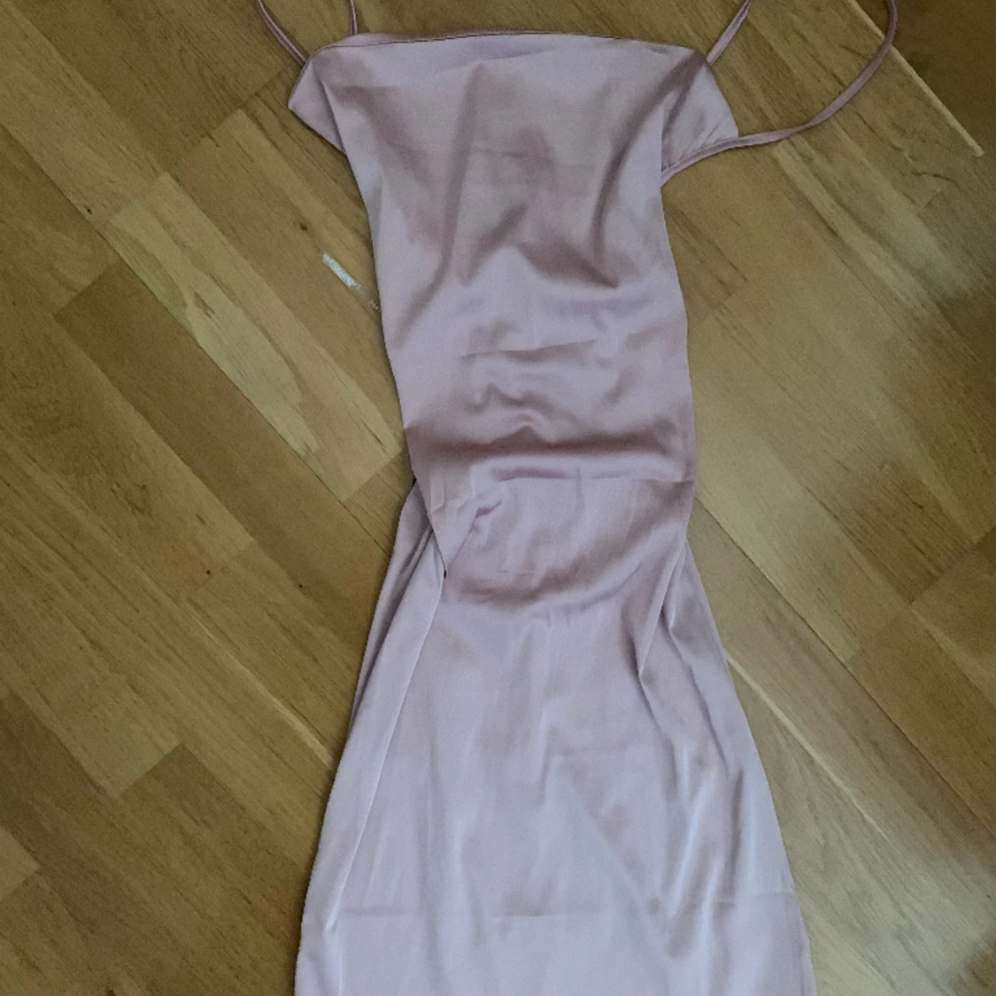 Rosa satinklänning - 91