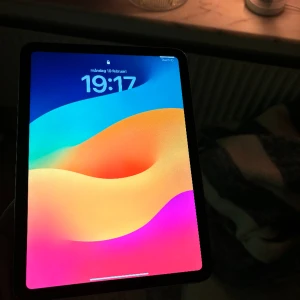 iPad (10th Generation) - Köptes för ca 4 månader sedan, men har tyvärr inte kommit till användning. Den är hel och fri från skador. Ett skärmskydd sitter på som också är fritt från skador eller repor💓😇