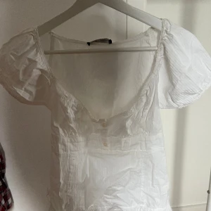 Söt urringad topp från Brandy Melville - Säljer denna jättefina och söta topp som är köpt på Brandy Melville, aldrig använd därav prislapp kvar! Denna topp är tyvärr lite liten för mig och kommer därför inte till användning!💕