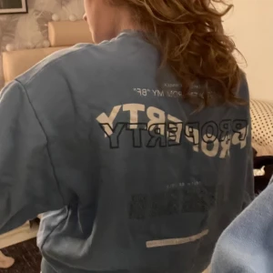 Tröja med tryck  - Säljer denna blå fina tröja som har tryck både fram och bak. Från madlady. Tröjan passar mig som är S, men tror att den hade passat XS bättre.  Mycket bra skick förutom att den har som en ”missfärgning” innanför kragen, detta syns inte på. 