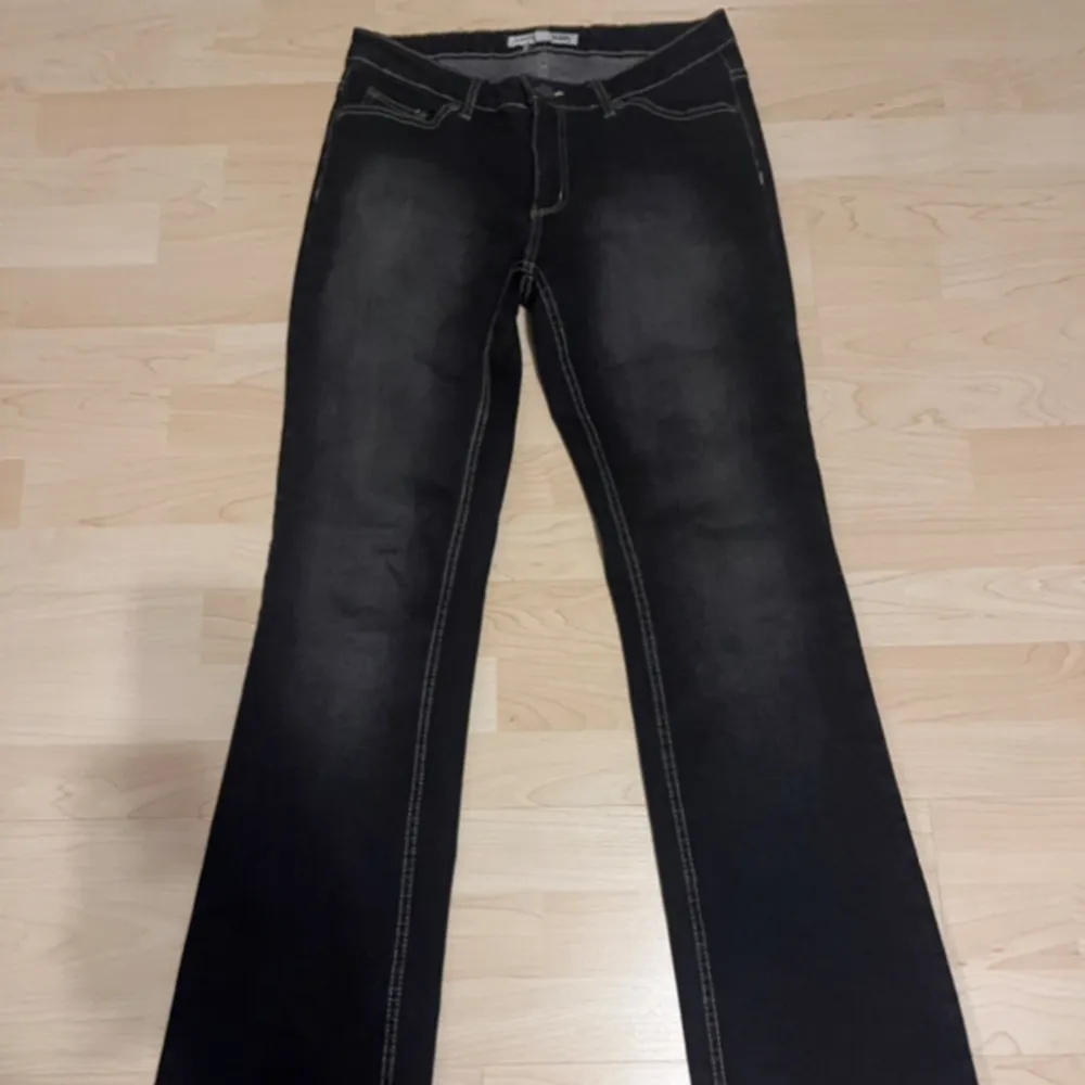 • utsvängda bootcut jeans, lågmidja    Midjemått rakt över= 40 cm Innerbenslängd= 82 cm längd på hela= 106 cm. Jeans & Byxor.