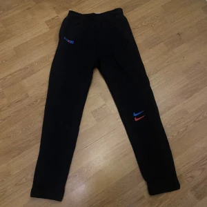 Fc Barcelona mjukisbyxor - Ett par Nike Culers Barcelona byxor. Köpta för 800kr i Barcelona store camp nou för ett år sen. Dom är 10/10 skick för att dom bara använts en enda gång, (158-170). Jag vill bli av med dom för dom bara ligger i min garderob, därav det billiga priset.