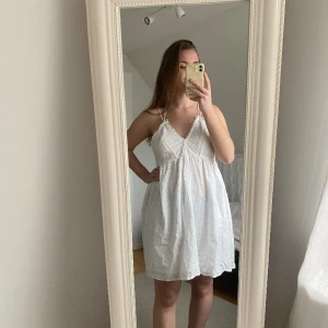 Klänning Gina Tricot - Jättefin sommarklänning från Gina Tricot! Köpt för några år sedan, men i bra skick och inte så mycket använd!👗