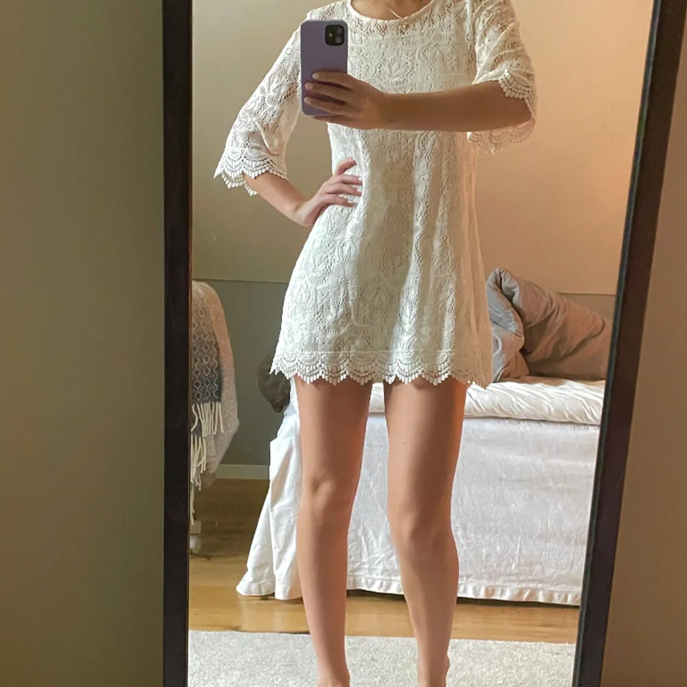Säljer denna superfina och unika studentklänning! Perfekt till mottagningen exempelvis🥳💕Den har ingen lapp så jag vet inte märket eller storleken men det är perfekt längd på mig som är 169 och vanligtvis har storlek XS/S❤️. Klänningar.