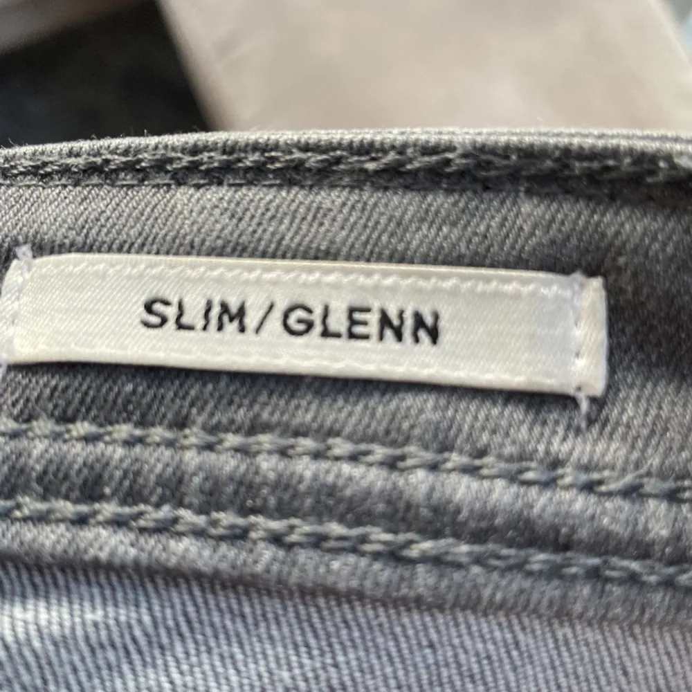 Riktigt schyssta jeans köpta från Jack & Jones, modellen slim/glenn. Skriv för fler bilder!. Jeans & Byxor.