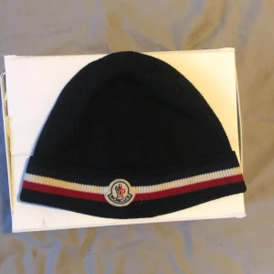 Moncler mössa - Moncler mössa från Monclers webbsida knappt använd inga defekter förutom på boxen som ni kan se allt i bilderna ingår