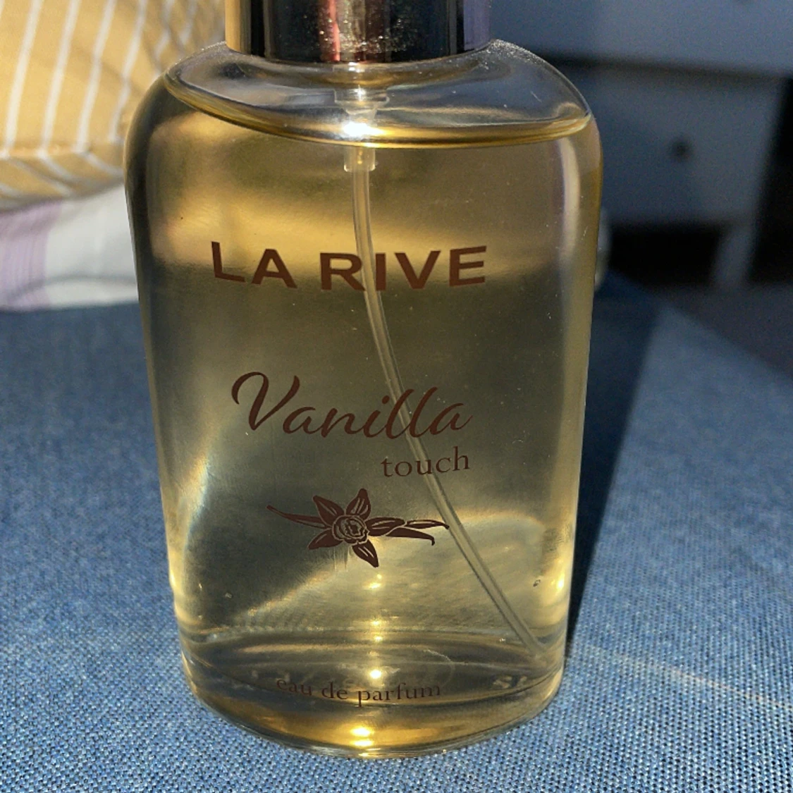 Parfym i vanilj doften nypris ca 70kr knappt använd