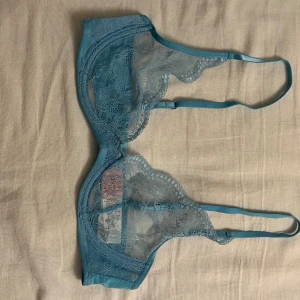 Hunkemöller BH - En bh, från Hunkemoller. Köpte i somras men har aldrig använt den för den passade inte mig så bra. Köpte den för 400kr men säljer för 350kr (Snabb affär=billigare) Tryck inte på köp utan skriv till mig innan!