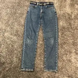 Snygga th jeans som inte är använda mer än 10 gånger. Köptes på deras hemsida.