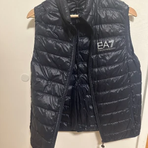 Armani väst - Storlek L men passar även M 