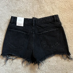 Jeans shorts - Helt nya, endast testade shorts från Zara. Köpta för 329kr i butik❣️