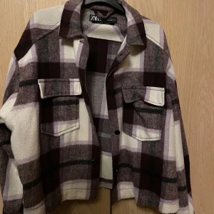 Vårjacka - Vårjacka från Zara. Köpt för några år sedan men knappt använd 