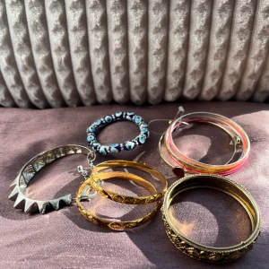 Armband - Små armband, de flesta passar för småbarn. De flesta har inte någonsin används. Paketpris på 70kr. Styckpris på 15kr. Obs; står ej för frakt.