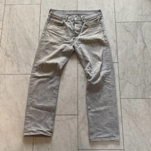 Levis 501 - Säljer ett par kapade Levis 501, var storlek w32 l32 men sitter nu ungefär som w32 l30. Passform slim/straight