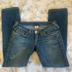 True Religion Jeans💃🏼 - säljer nu mina favoritjeans då dom blivit för små! Inga specifika defekter men dom har tecken på användning💓 lite korta på mig som är 163 cm lång. ⚠️ skriv till mig innan ni använder köp nu!😊