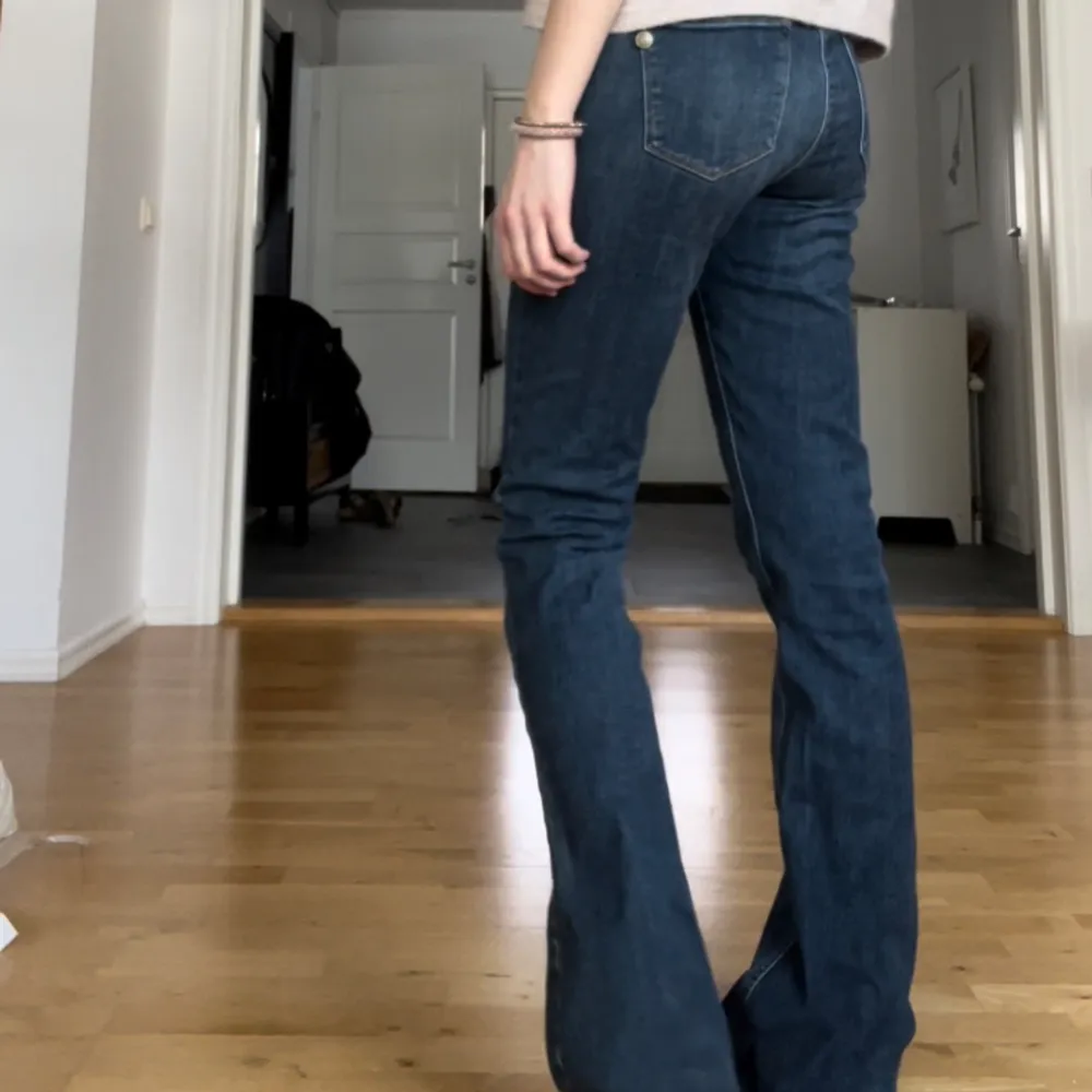Så snygga jeans som tyvärr var för stora på mig. Det är stretch så passar fler storlekar⭐️Midjemått 39 plus stretch. Innerbenslängd 86. Det är jag på bilderna och är 173 cm. Ser ut att passa bra eftersom det är stretch men är för stora💗. Jeans & Byxor.