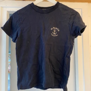 Brandy Melville t-shirt - Mörkblå t-shirt! Bra skick förutom två små hål där lappen sitter men inget man kommer att se:-)
