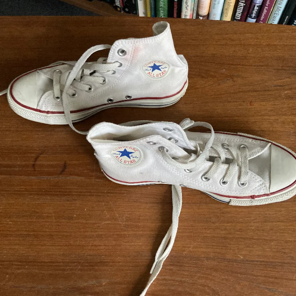 Säljer mina vita converse storlek 36.5. Sparsamt använda men vissa mindre fläckar och viss ljusrosa ton vid ena kanten (se bild). . Skor.