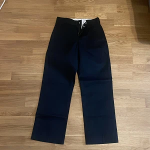 Dickies 874 - storlek w27 l28 använda kanske 5 gånger  jättebra skick ny pris 800 kr