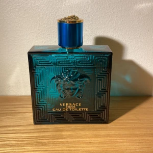 Versace Eros EDT - Jag säljer denna parfym pga den inte kommer till användning. En väldigt söt och god doft med noter av äpple, mint och vanilj. En perfekt parfym för tonåringar. Ca 85 ml kvar. Skriv gärna vid intresse!