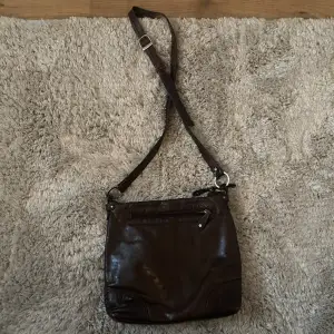 Säljer denna snygga bruna läder väskan. Den är lite sönder som syns på sista bilden men tyget viks in så inget syns!