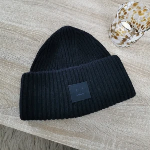 Acne studios pancy mössa svart - Svart äkta acne studios mössa i nyskick Inga defekter Använd några få gånger men använder en annan färg mer