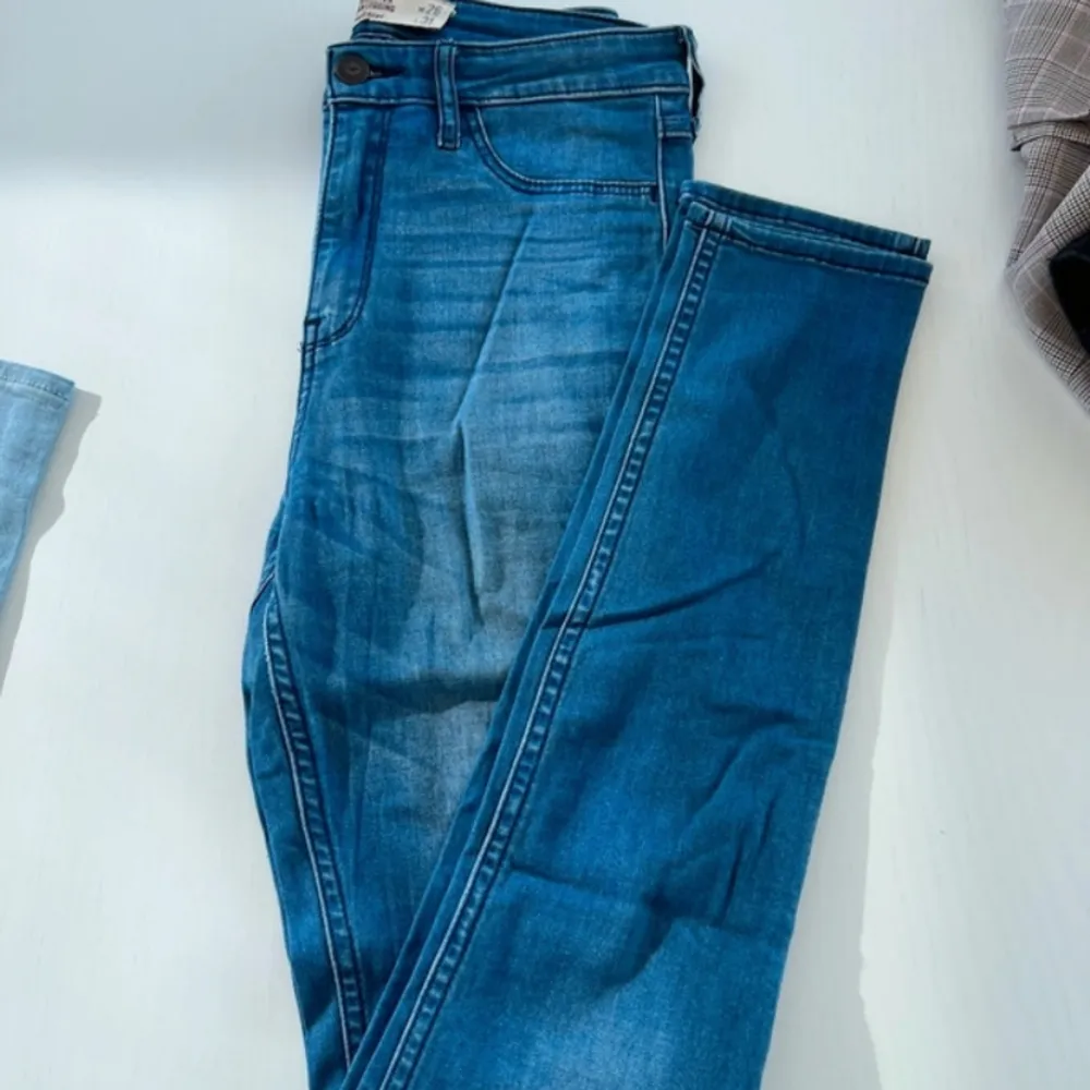 Blå jeans från Hollister i fint skick. W26 L31. . Jeans & Byxor.