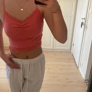 Rosa linne - Supersöt rosa linne i bra skick, superfin färg🥰spets runt om sömmarna 