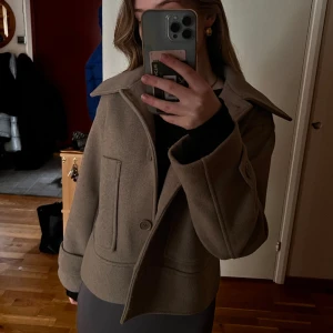 Beige kappa  - Säljer en beige kappa från Kappahl, som dessutom varit  slutsåld ett tag. köpte förra våren men är knappt använd. Är i nyskick och så gott som oanvänd, nypris 899kr ❣️