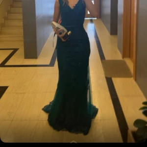 Bak kläning  - Använt en gång annars i ny skick!! Helt underbar färg och pass form.  Passar perfekt på mig som är 166 men 10cm klack.  Har ett fint släp med ditalijer i ryggen och i midjan. Köp för 4500kr. Från dreesroom line i Göteborg.