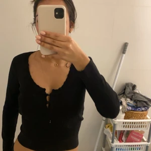 Zara topp - Säljer denna top ifrån zara, har använt den bara 1 gång köpte den för ett par månader sedan. Köpt för 299 hos zara men säljer den för 50kr