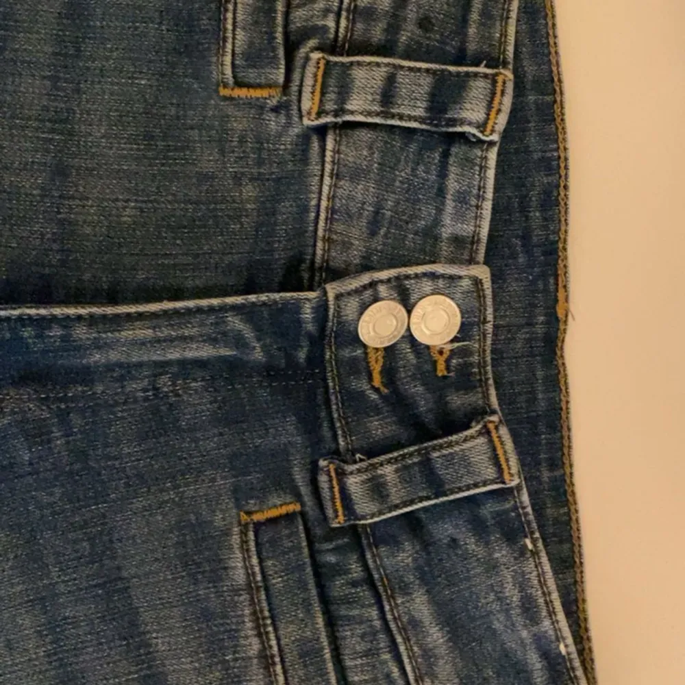 Storlek 164 ,13-14 år men vet inte exakta måttet på de.  De finns inte att köpa längre i butik eller online.. Jeans & Byxor.