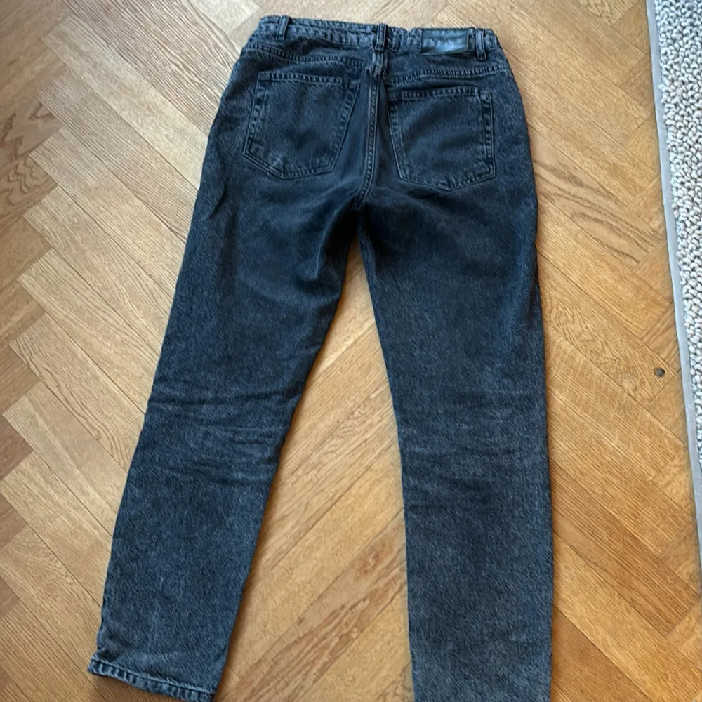 Säljer ett par mörkgråa Grunt jeans för att de är för små. Nypris 650kr Jag säljer de för 75 Storlek 27. Jeans & Byxor.