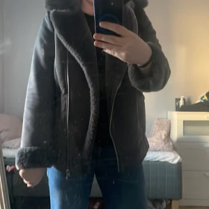 Päls jacka - Säljer denna otroligt fina pälsjacka, inte helt säker vart den kommer ifrån. Säljer pga att jag aldrig har på mig den. Storlek S men skulle definitivt passa som M kanske även L. Säljer för 450kr. Fast pris!!