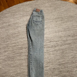 Pull&bear jeans - Ljusblåa pull&bear jeans i storlek 32. Höga i midjan. Säljer då de blivit försmå på mig.  50kr 