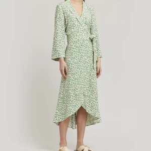 Ganni Leaf Crepe Wrap Dress - Klassisk Ganniklänning, perfekt inför vår och sommar!  Strl. 40 men passa mig som är 36-38 perfekt 