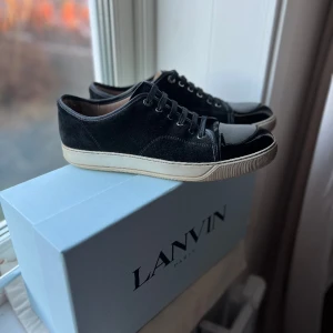 Lanvin skor - Tjena! Säljer nu mina sjukt snygga Lanvin cap toe i färgen svart. Storlek 8 UK motsvarar 42-43 EU. Skick 8/10. Köpta för 4499kr Säljs för 2800kr. Tillkommer skopåsar och skolåda vid köp!
