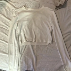 Långärmad croppad tröja - En lång armband croppad tröja från house brand. Nästan aldrig använd 