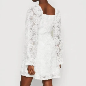 Studentklänning - Superfin klänning från pieces i storlek S. Köpt här på plick men var tyvärr för stor för mig. Klänningen är endast använd en gång, därmed fortfarande i nyskick. Luftiga och sköna armar, samt ett lager med vitt tyg under ”spetsen”. Nypris är 729kr