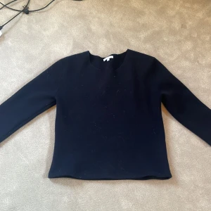 tröja - har använts några gånger men är i bra skick och jag säljer den för jag vet inte hur jag ska stajla den och den sitter inte så bra på mig. den är typ jätte mörk blå. den är lite trekvarts