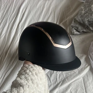 Ridhjälm  - Använd vid få tillfällen, super fin och skön hjälm. Storlek 52-54. Pris: 150kr