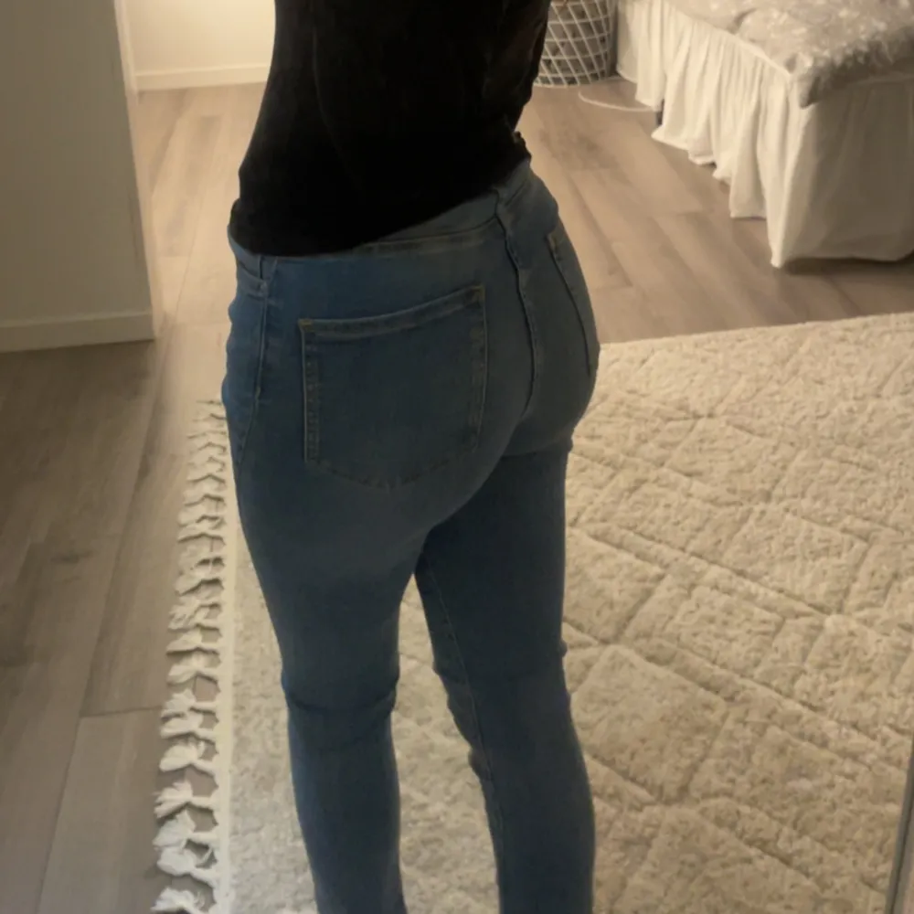 Blåa skinny jeans med slits längst ner från Nelly i storlek 36, knappt använda:) är ca 167 cm💕. Jeans & Byxor.