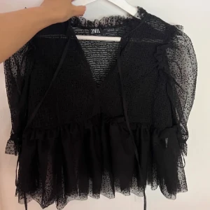 Blus zara - Populär blus/festtopp från zara, säljer då den inte kommer till användning. Slutsåld och finns inte kvar på zaras hemsida.🖤