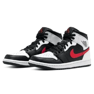Air Jordan 1 Mid Black Chile Red White -  Nya Air Jordan 1 Mid Black Chile Red White! Skostorlek 43! Helt nya! Har inte använt dem!   Säljer dem för 1500kr eftersom de är så nya!
