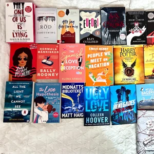 Böcker i nyskick - Hej! Jag har en mängd med böcker i nyskick som fastnat på min tbr för länge📚Kan mötas upp i Uppsala, betalning sker endast via swish. Skriv kommentar eller skicka pm för prislista, får inte plats här. 🤍