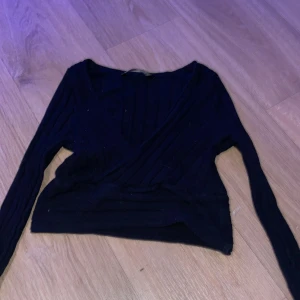 Svart tröja 50kr - Storlek-36 ungefär ett halvår gamal fin sitter väldigt bra 