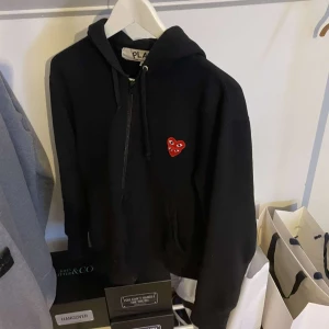 Cdg zip hoodie - Riktigt fet cdg zip hoodie, använda men fortfarande topp skick! Nypris ≈ 3000, mitt pris: 999kr. Skriv dm om ni har frågor🤗🙏🏻