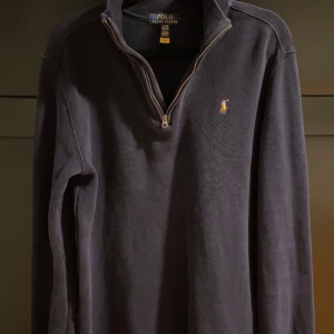 Ralph lauren half zip - Ralph lauren half zip i storlek xl/16-18 men skulle säga den passar s-m. Den är i väldigt bra skick, priset är inte hugget i sten. Hör av er vid eventuella frågor.