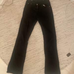 Ett par svarta lowwaist bootcut jeans med ett mycket fint och bra skick. Passar till stickad tröja mm. 