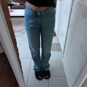 Lågmidjade jeans - Blåa lågmidjade jeans från Weekday. Dom är storlek 27 i midjan och 32 i längden. Jag är 165 cm och dom är bra i längden på mig. Använda typ 2 gånger och inga fel🫶🏽